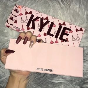 sold AUTHENTIC KYLIE COSMETICS VALENTINE ‘19 PALET